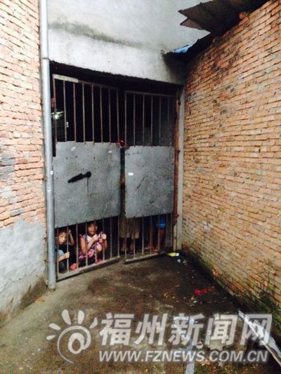大门被锁