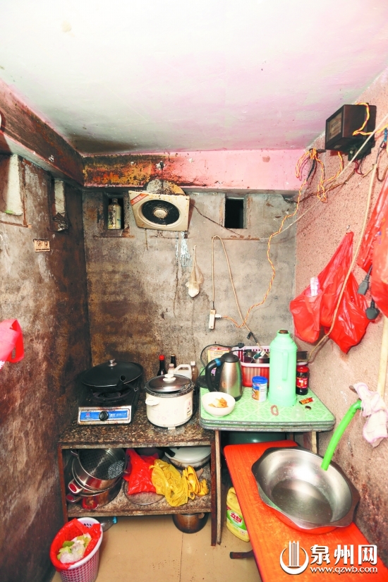 在狭小的空间煮饭、用电，安全问题令人担忧