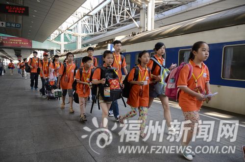 重庆外来工子女排队上火车