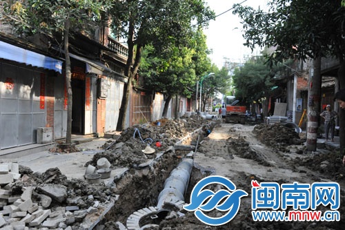 聚宝街二期在翻建，过往行人车辆请慢行
