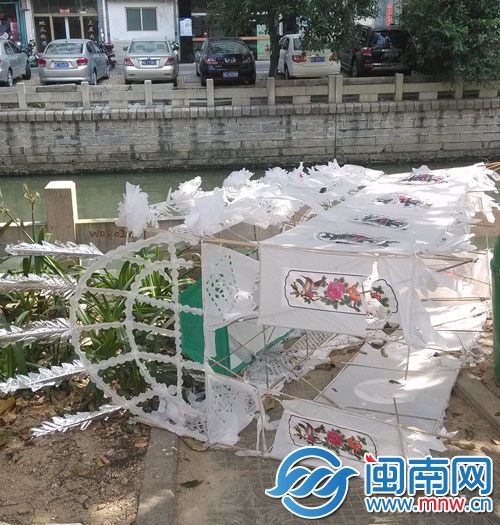 花圈就放在绿化带里面