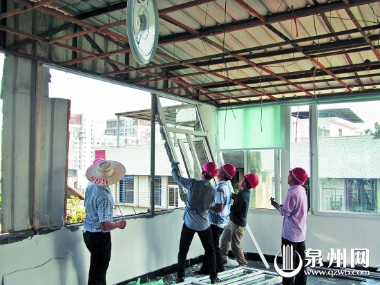 执法人员组织拆除楼顶违法搭盖