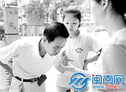 市民闻香鉴别优劣蜂蜜