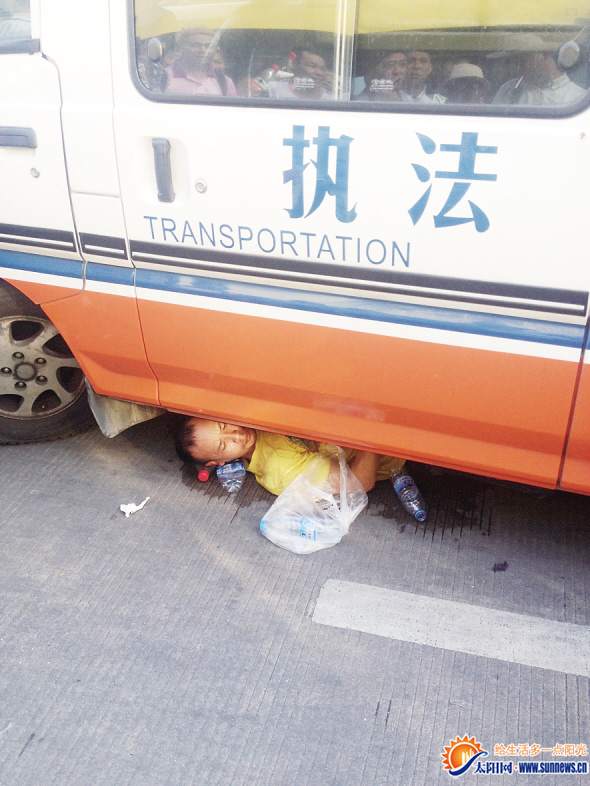 耍赖钻到执法车底