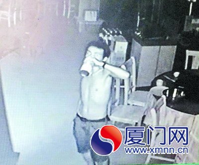 小贼从冰箱拿出啤酒来喝