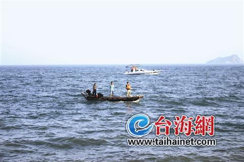 两女子捡螺 被浪卷入海