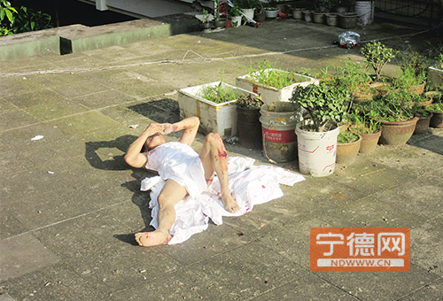 住宾馆听敲门声疑是警察 裸男六楼顺水管滑下跌伤