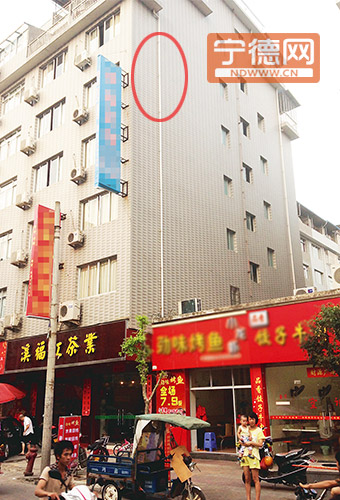 住宾馆听敲门声疑是警察 裸男六楼顺水管滑下跌伤2