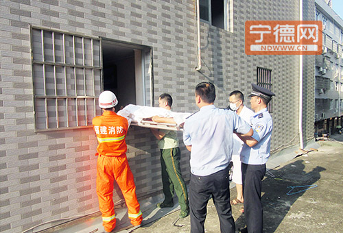 住宾馆听敲门声疑是警察 裸男六楼顺水管滑下跌伤1