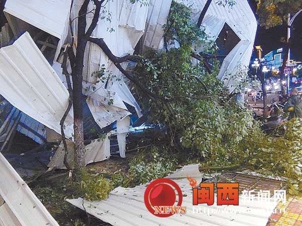 大风吹落楼顶广告牌