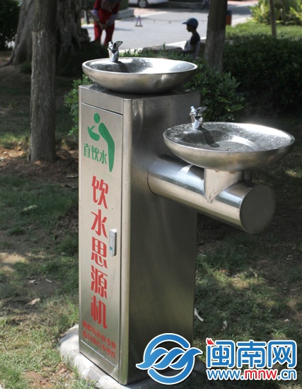 安装直饮机，是梅岭街道“饮水思源”慈善关爱活动之一