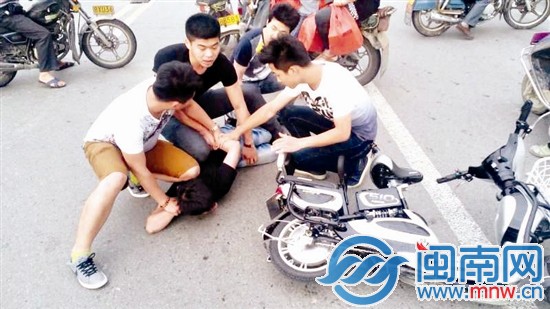 便衣民警抓获嫌犯