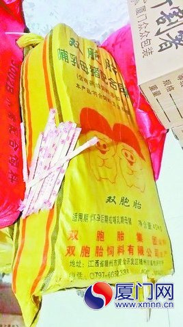 一次性筷子竟然装在猪饲料袋里