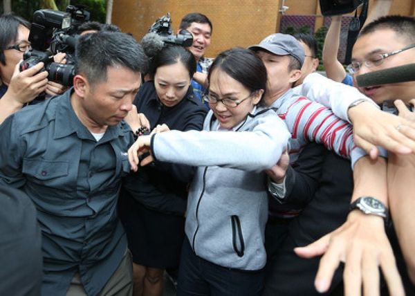 连惠心离开北检。国民党荣誉主席连战长女连惠心(中