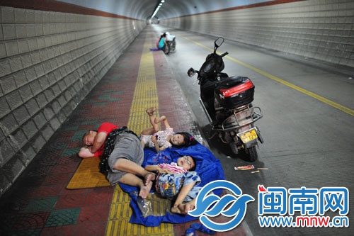 泉州大坪山非机动车隧道内非常凉快，每天都有人在这 