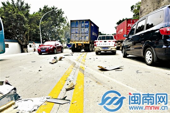 事故货车身后，留下长长的货车刹车痕迹