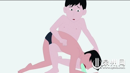 按压其腹、背部，进行控水处理