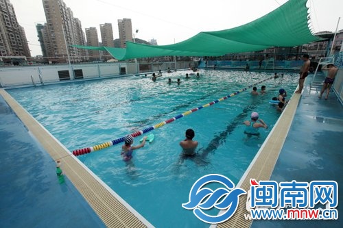 水最深1.4米，很多孩子来游泳