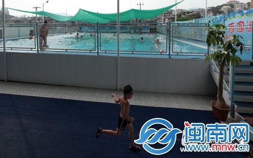整个游泳池立在地面上，冬季拆除后地面回复平整