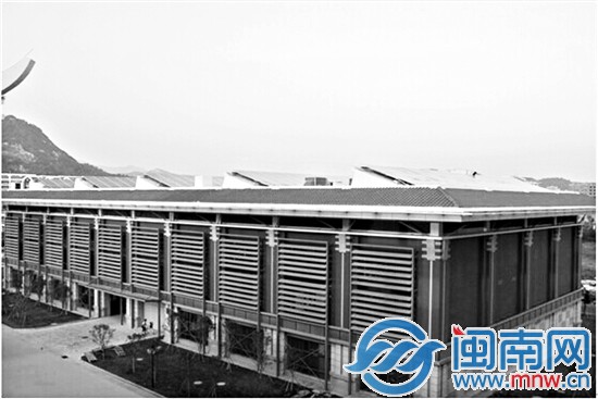 太阳能板安在楼顶，为大楼供电