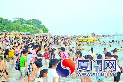昨日天气炎热，许多市民和游客在环岛路海边戏水消暑