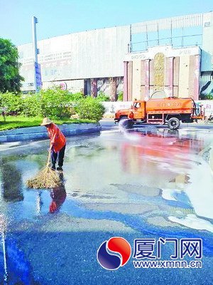 马路被机油污染成“溜冰场”