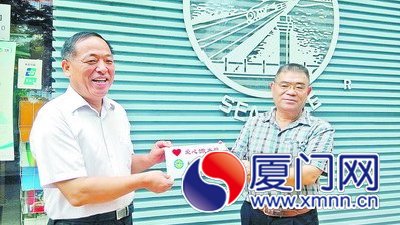 市委文明办亲自将“爱心饮水站”牌子送到商家门前
