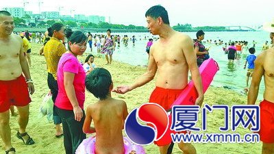 在志愿者执勤的海滩,根据游客活动规律安排救生员工
