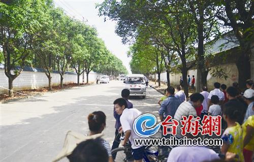 男子吊死路边树上