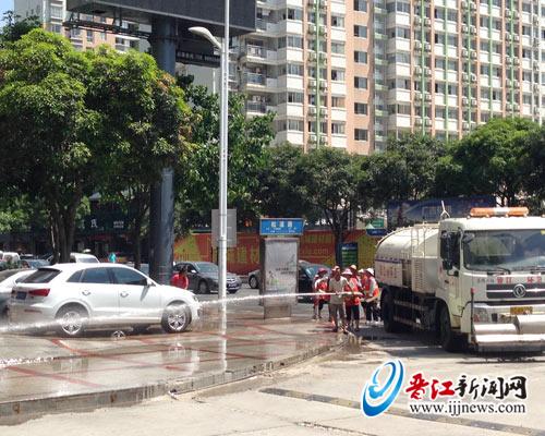 环卫人员给道路“洗澡”