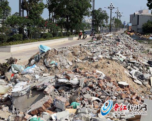 路边堆放了大量建筑垃圾