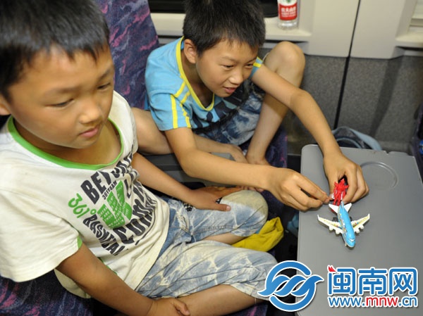 罗家兄弟带着简单的玩具上动车