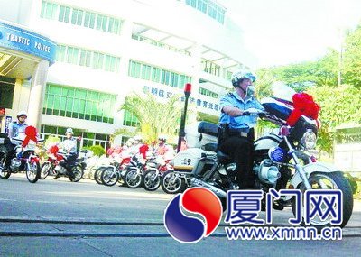 思明公安分局118部警车亮灯。