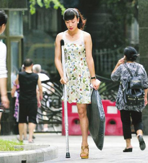 独腿女孩穿20厘米高跟鞋照走红