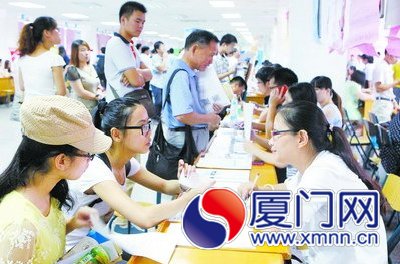 许多应届毕业生现场应聘
