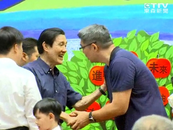 马英九与连胜文热情握手。(图片来源:台湾“东森新