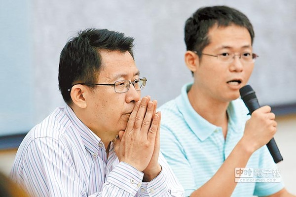 “教育部长”蒋伟宁（左）昨天下午带着他的学生陈震 