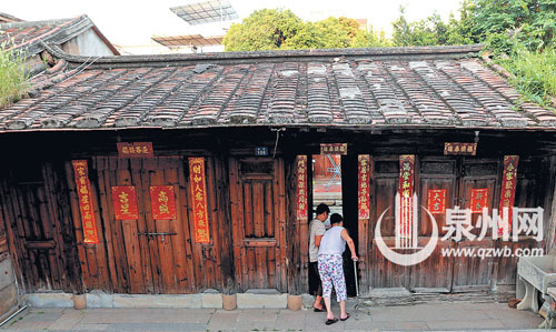 裴巷106号是一座至少百年历史的古厝，站在裴巷过道 