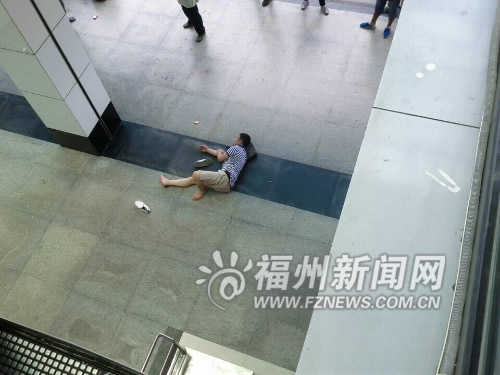 一名男子从一楼通往二楼候车大厅电梯口平台处跳下