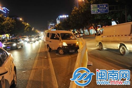 面包车撞上路中间护栏，所幸人没受伤