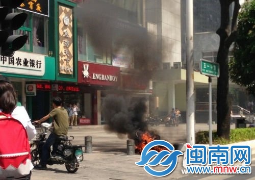 电动车在闹市中自燃，车主无奈弃车