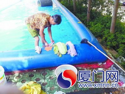 彪悍大妈充气水池洗衣涮拖把 卫生条件差引担忧