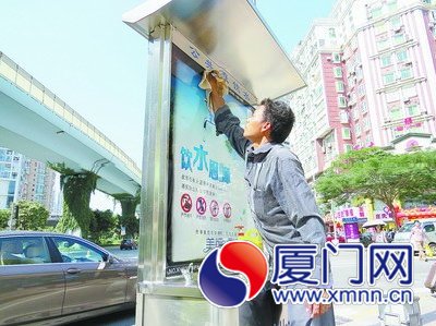 保洁人员顶着烈日清洗公共直饮水机