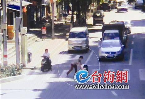 小偷推着保险柜过禾祥西路的斑马线