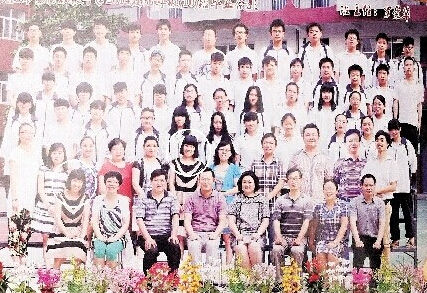 校领导被PS进毕业照 同一老师一张照被P两次