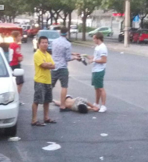 北京街头醉汉遭6名外籍男子脚踏肩扛拍照3