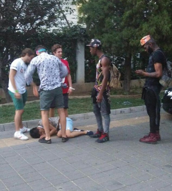 北京街头醉汉遭6名外籍男子脚踏肩扛拍照1