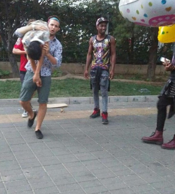 北京街头醉汉遭6名外籍男子脚踏肩扛拍照2