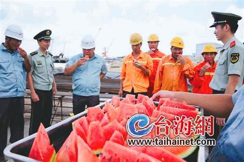 送西瓜绿豆汤给农民工解暑