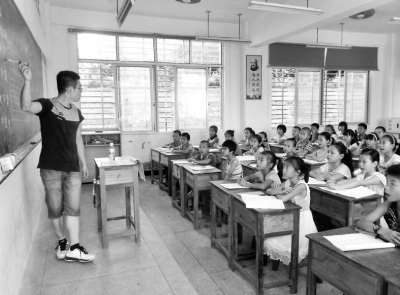 贵峰闽南语吟诗班开班了，学生正认真地跟老师学唱诗 